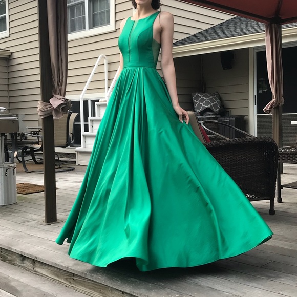 emerald green prom dress sherri hill
